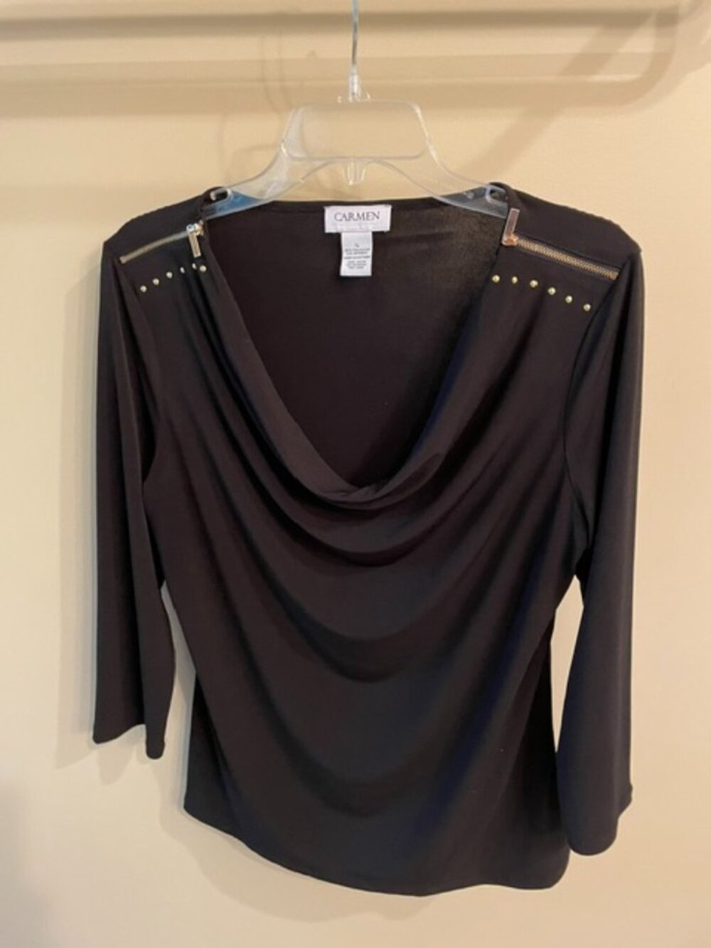 Women's Carmen top with scoop neck, 3/4 sleeves and gold zipped shoulders